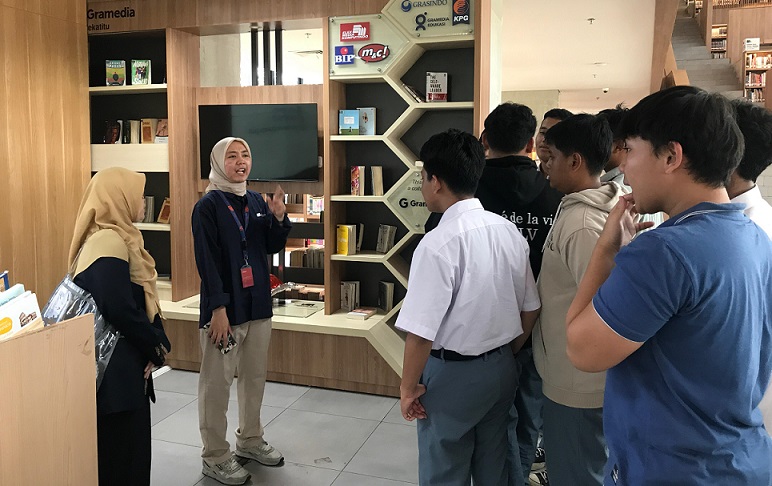 You are currently viewing Kunjungan ke Perpustakaan Jakarta dan Pusat Dokumentasi Sastra HB. Jassin oleh Siswa SMA IT Insan Mandiri Cibubur dan Pustakawan YPSJ